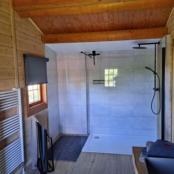 Bad mit großzügiger Regendusche