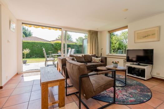 Das helle, geschmackvoll eingerichtete Wohnzimmer