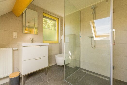 Neues Badezimmer mit Dusche, Waschbecken und Toilette