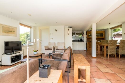 Wohnzimmer mit Digital-TV mit vielen deutschen Sendern