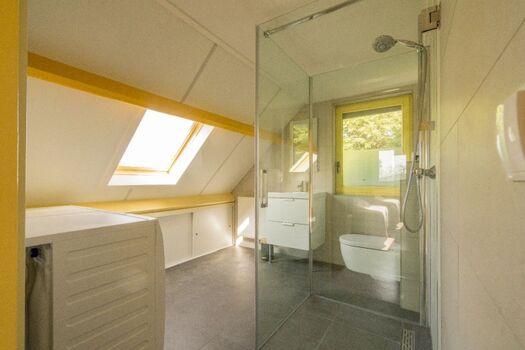 Neues Badezimmer mit Dusche, Waschbecken und Toilette