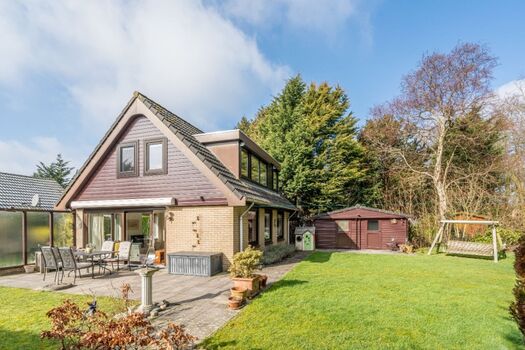 Der sonnige Garten mit Windschutz