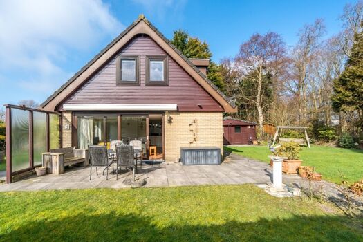 Der sonnige Garten mit Windschutz