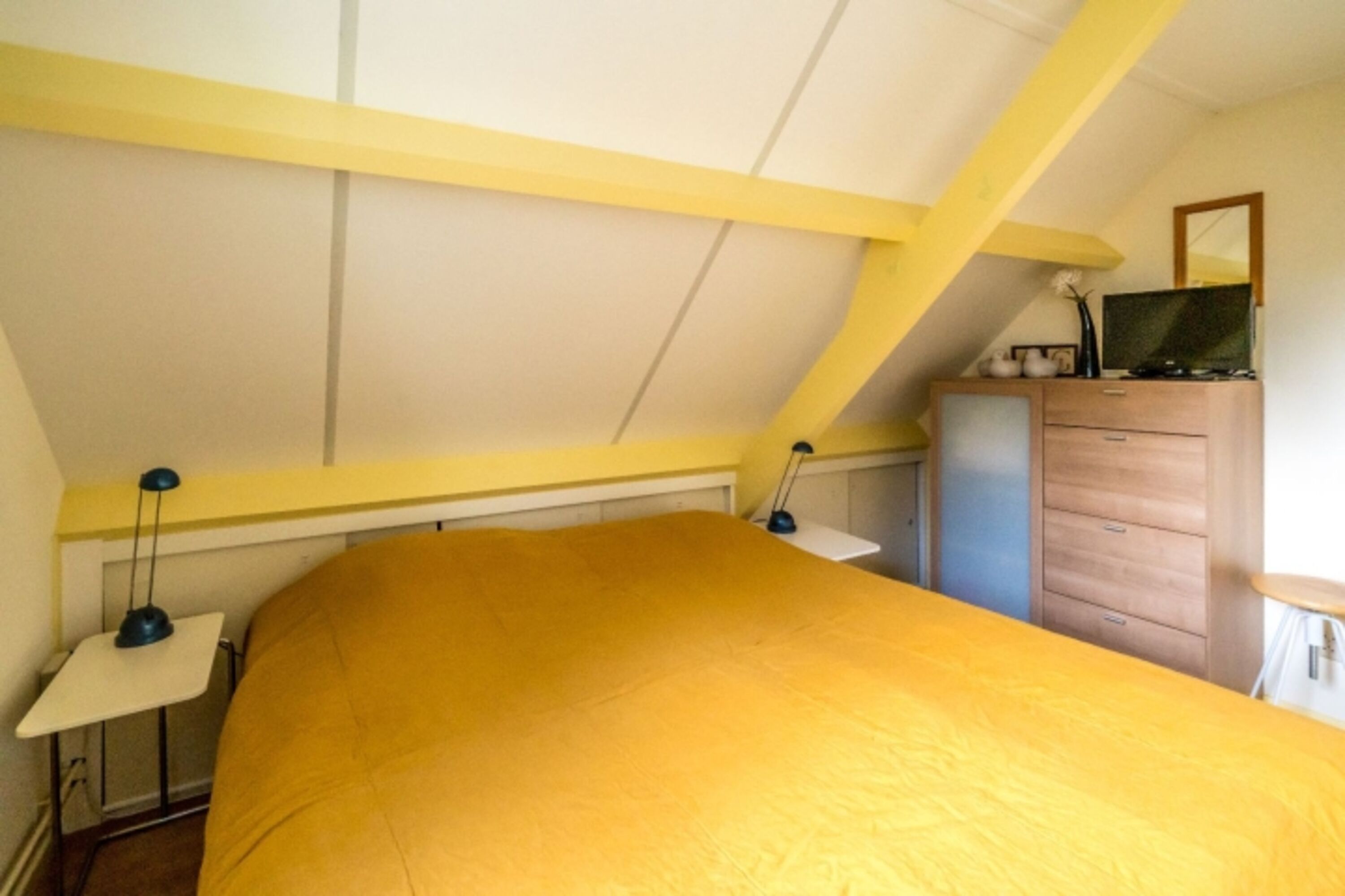 Schlafzimmer 1 mit Doppelbett und Kommode