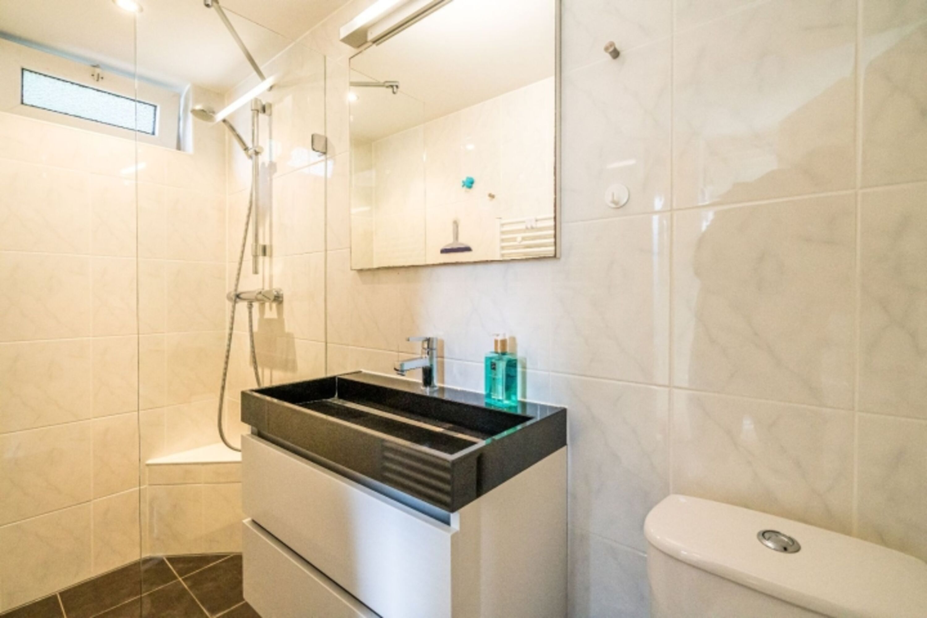 Badezimmer 1 mit Dusche, Waschbecken und Toilette