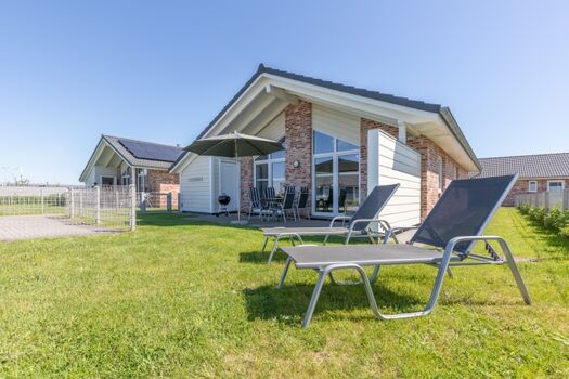 Wolken Blick: Garten mit Liegestühlen