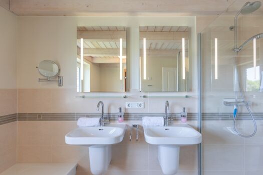 Wolken Blick: Doppelwaschbecken