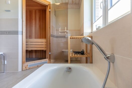 Wolken Blick: Sauna und Badewanne