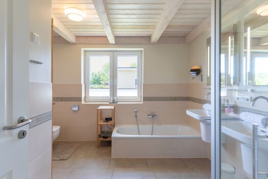 Wolken Blick: Badezimmer mit Badewanne, Dusche und Sauna