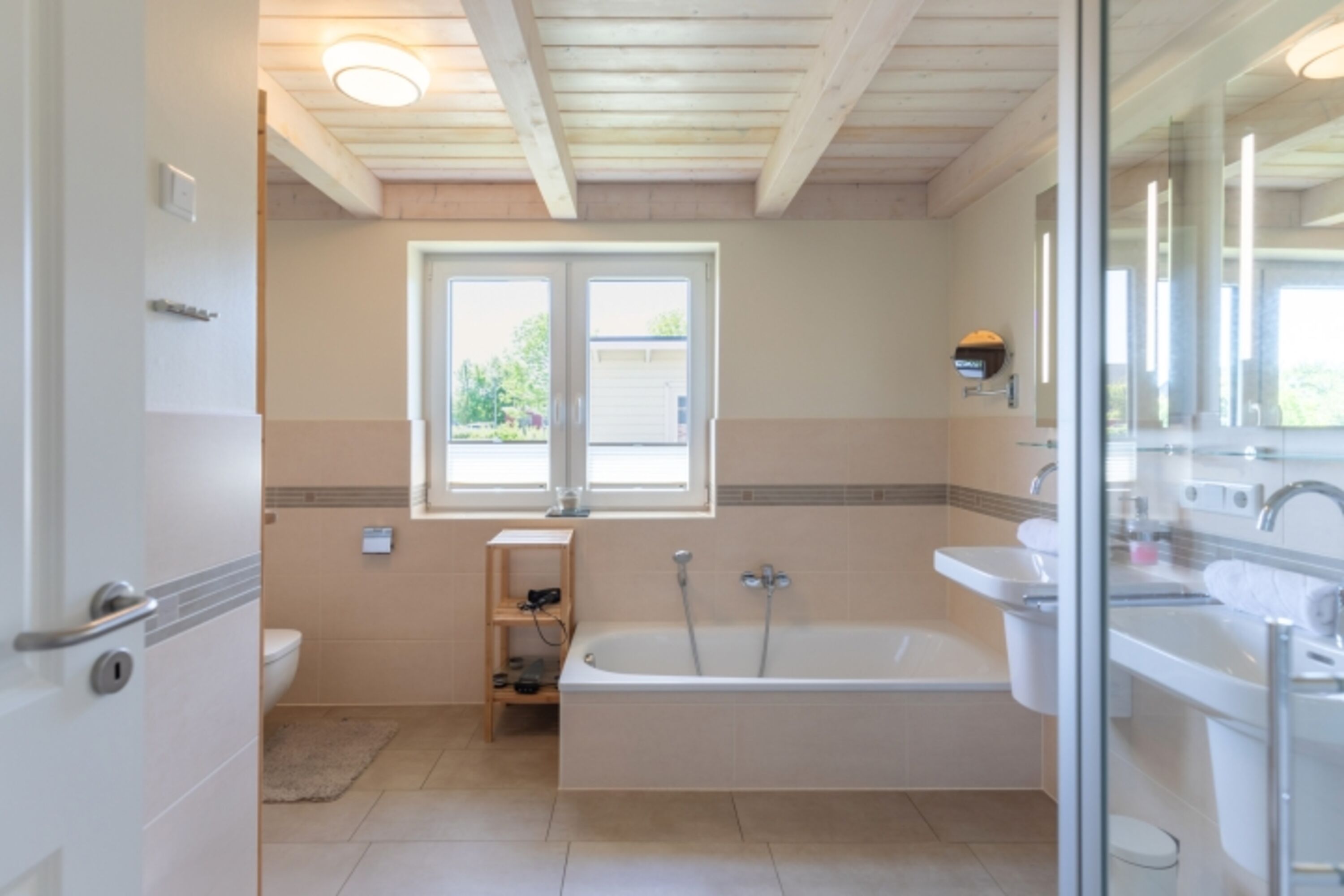 Wolken Blick: Badezimmer mit Badewanne, Dusche und Sauna