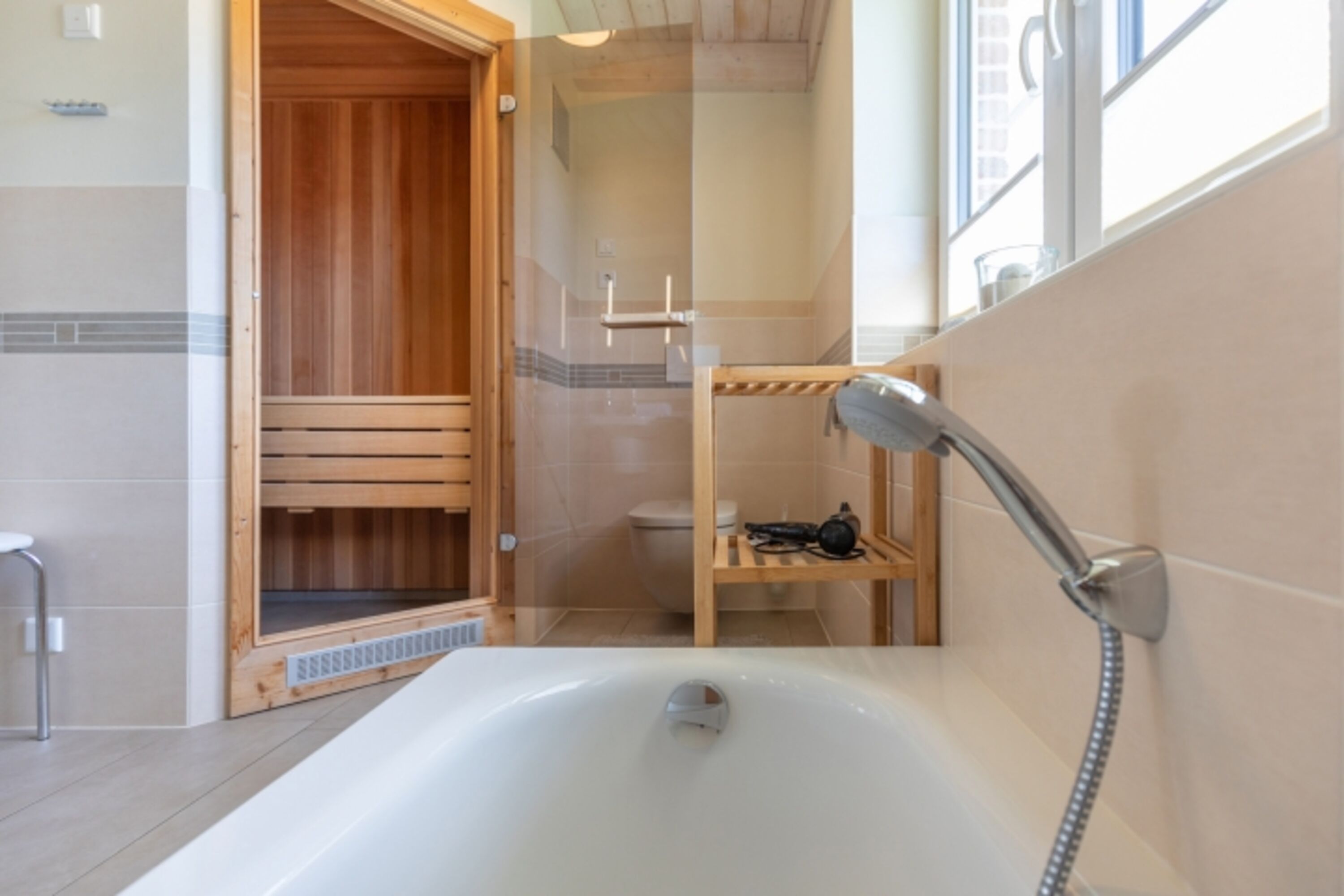 Wolken Blick: Sauna und Badewanne