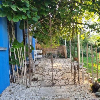 Durch´s Gartentörle geht es zur Wohnung