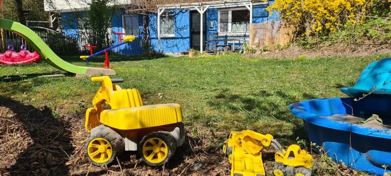 Sandkasten mit "Baufahrzeugen"