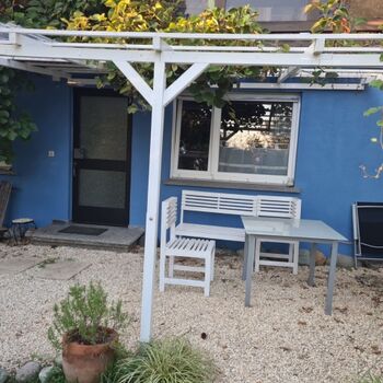 gemütliche Sitzecke vor der Wohnung mit Blick in den Garten