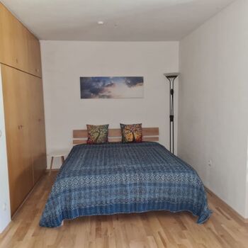 Schlafbereich mit großem Einbauschrank