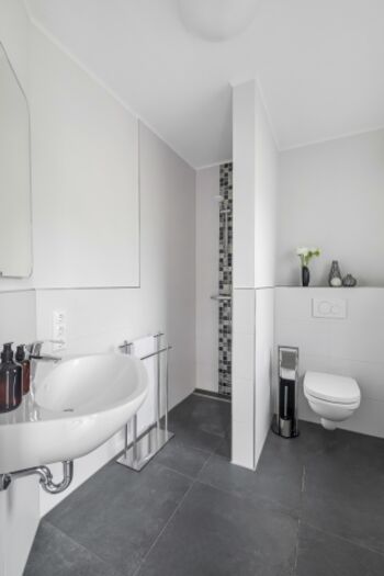 Duschbad mit WC und Fenster im Erdgeschoss