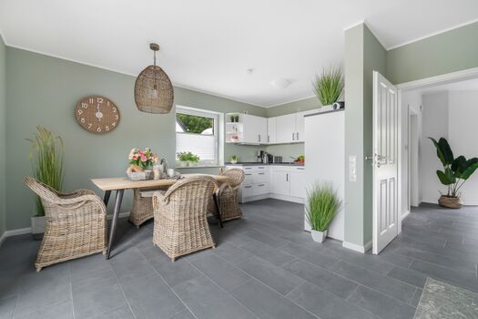 Ansicht Essbereich mit offener Küche