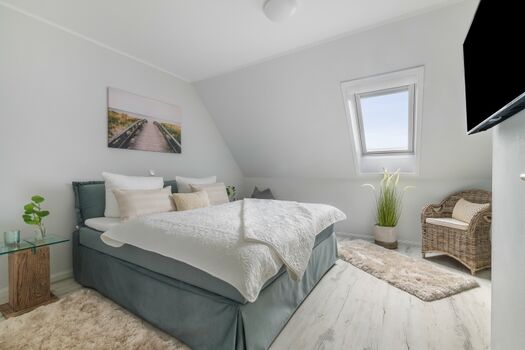 Schlafzimmer mit TV im OG