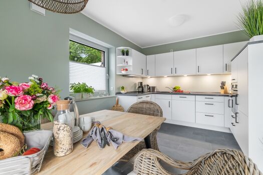 Blick in den Essbereich mit offener Küche