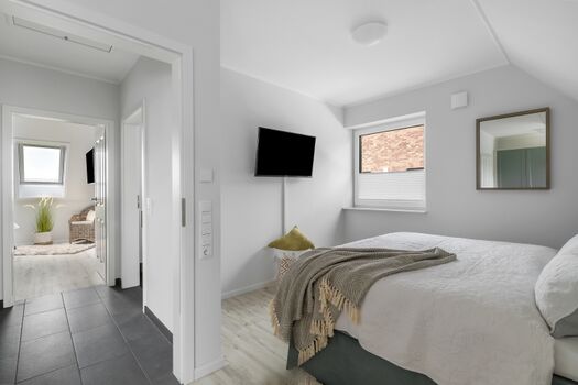 Schlafzimmer mit TV, Kleiderschrank, 2 Fenster