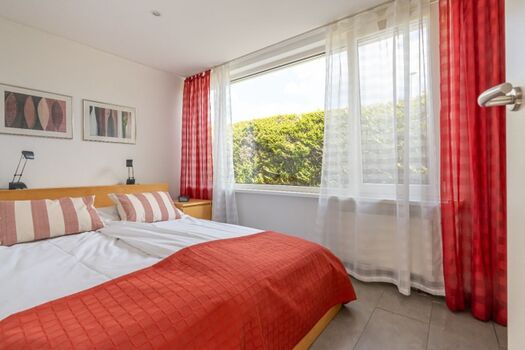 Schlafzimmer 1 mit Doppelbett und TV