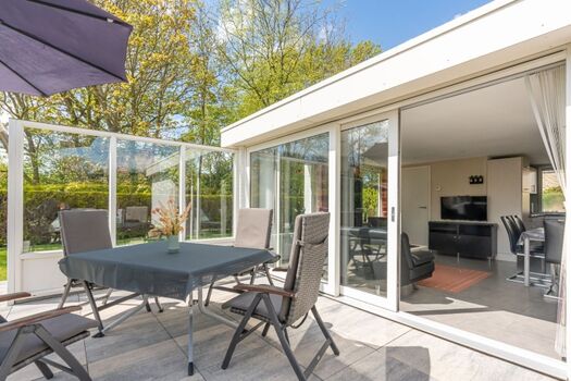 Die sonnige Terrasse mit Gartengruppe