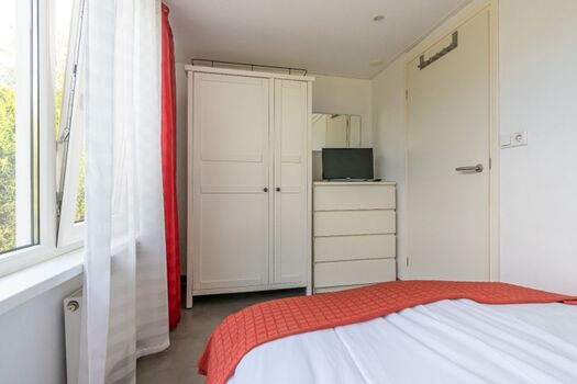 Schlafzimmer 1 mit Doppelbett und TV