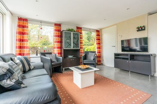 Sitzecke mit SAT-TV (mit vielen deutschen Sendern)