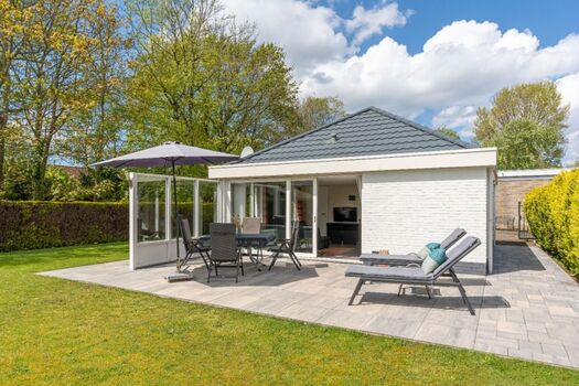 Der große, sonnige Garten