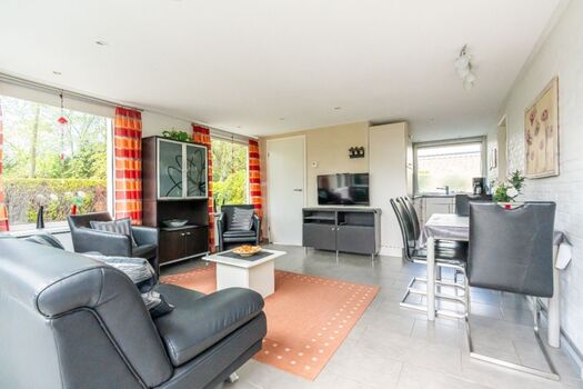 Das gemütlich eingerichtete, helle Wohnzimmer