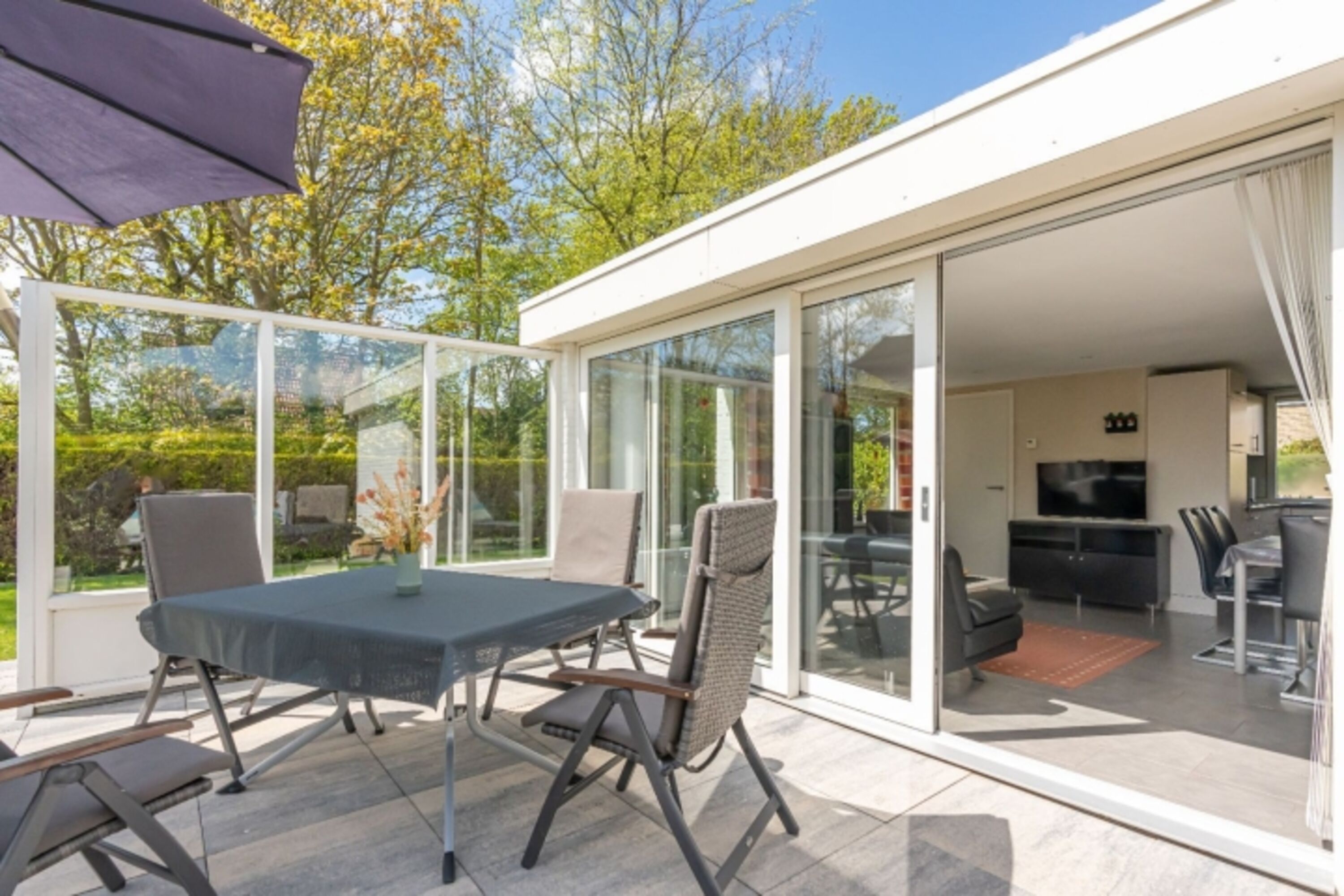 Die sonnige Terrasse mit Gartengruppe