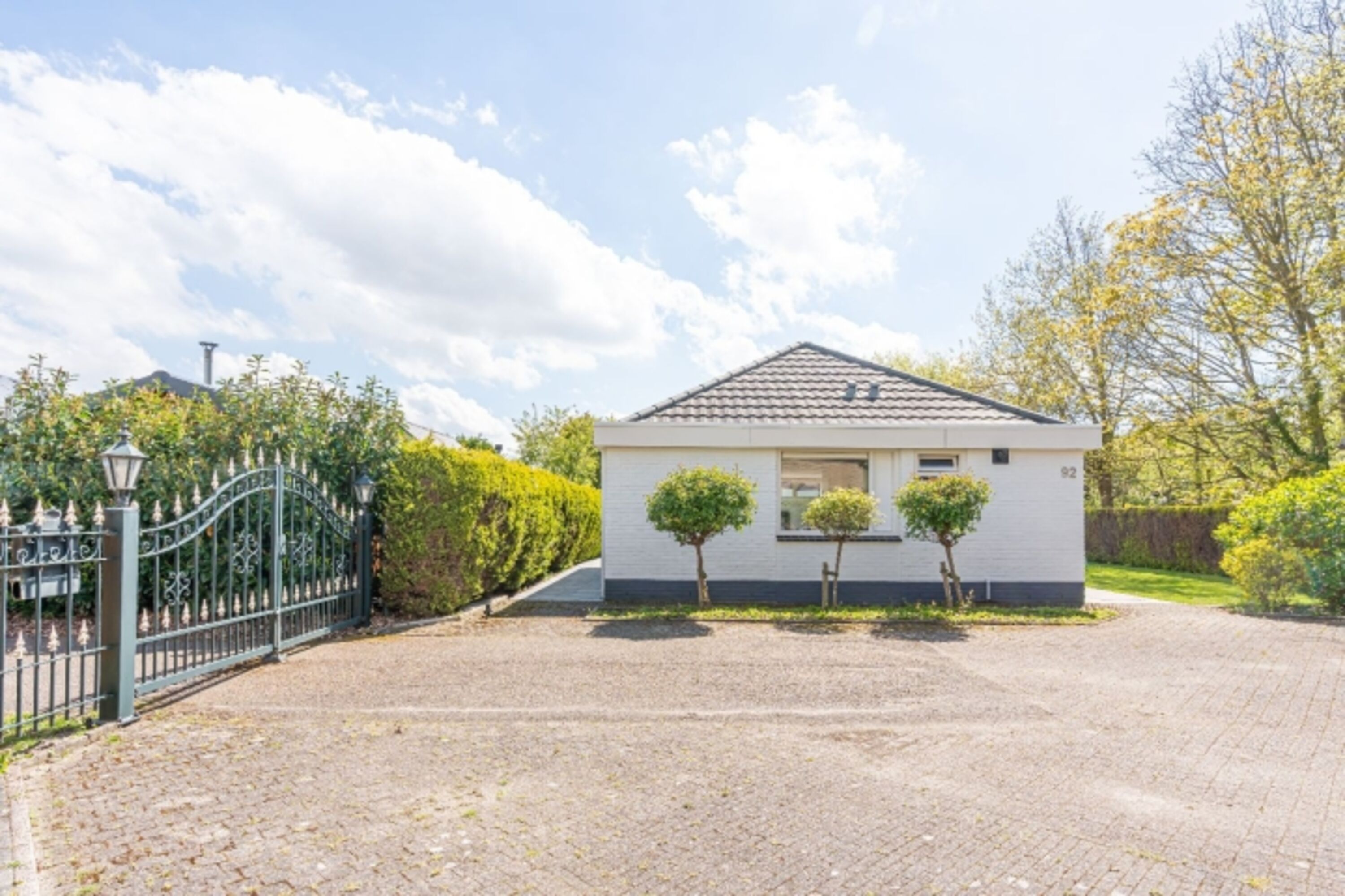 Der große Parkplatz am Haus (2 Wagen)