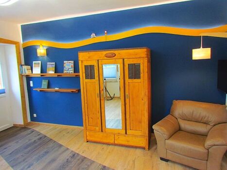 Kleiderschrank in der Fewo Backbord im Ferienhaus Fischerhütte