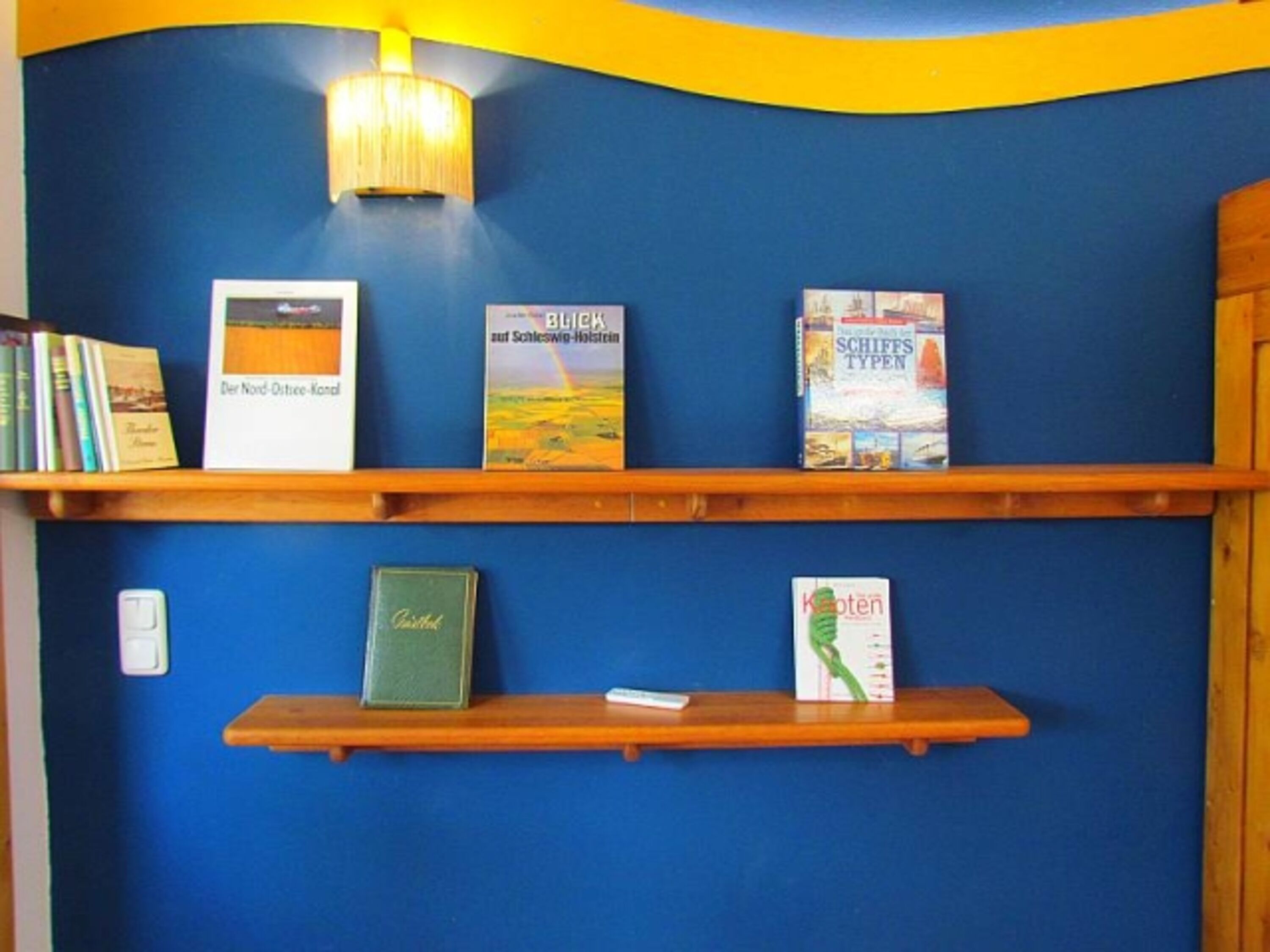 maritimes Bücherbord im Ferienhaus Fährhaus Fischerhütte