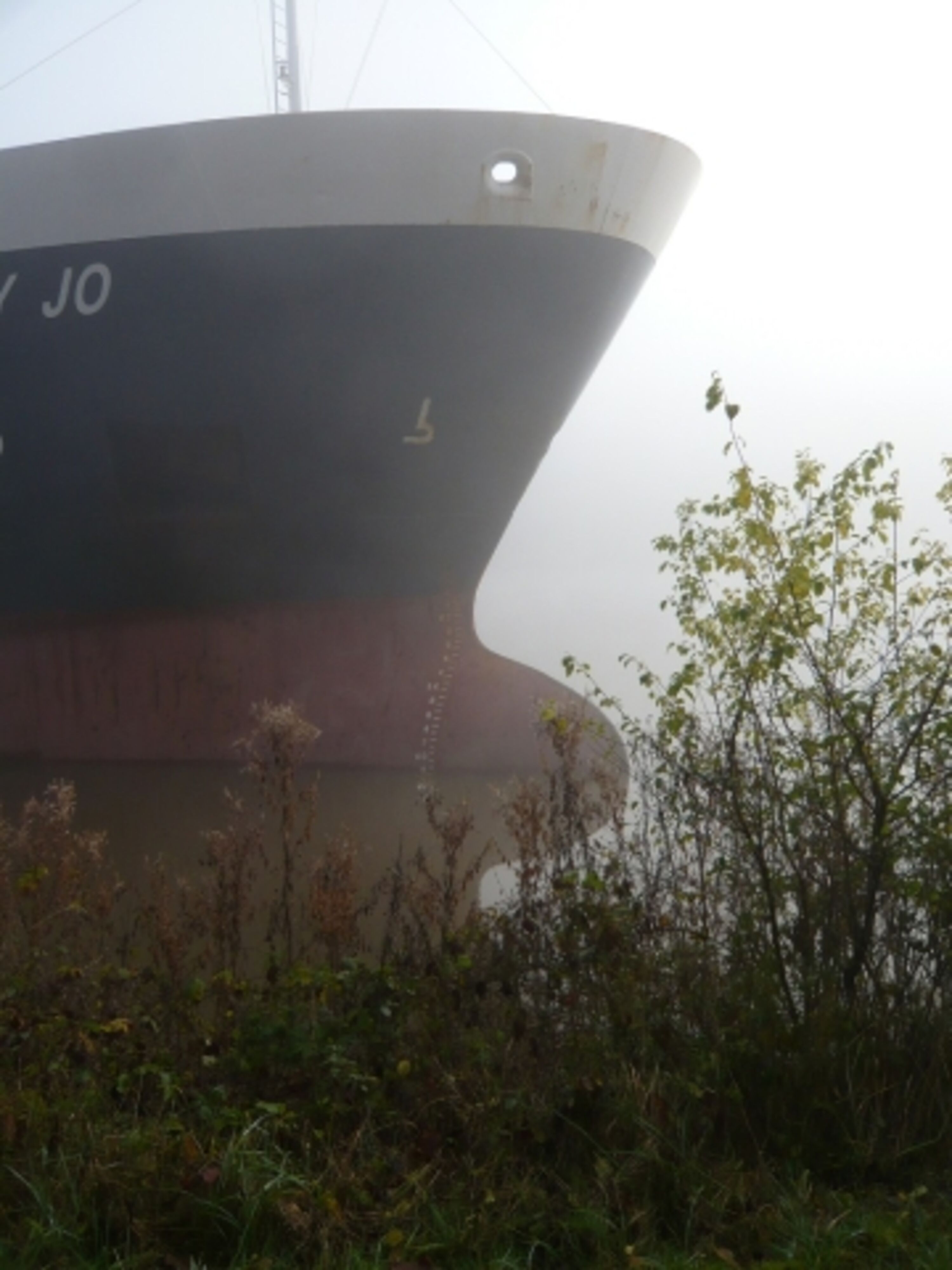 Ein Schiff gleitet heran - Ausblick aus der Ferienwohnung am Nordostseekanal NOK