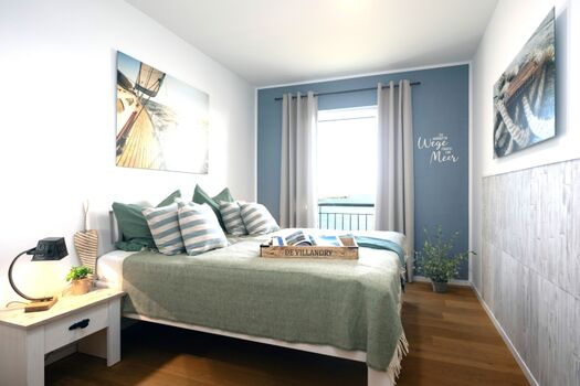 Schlafzimmer mit Doppelbett und Ostseeblick