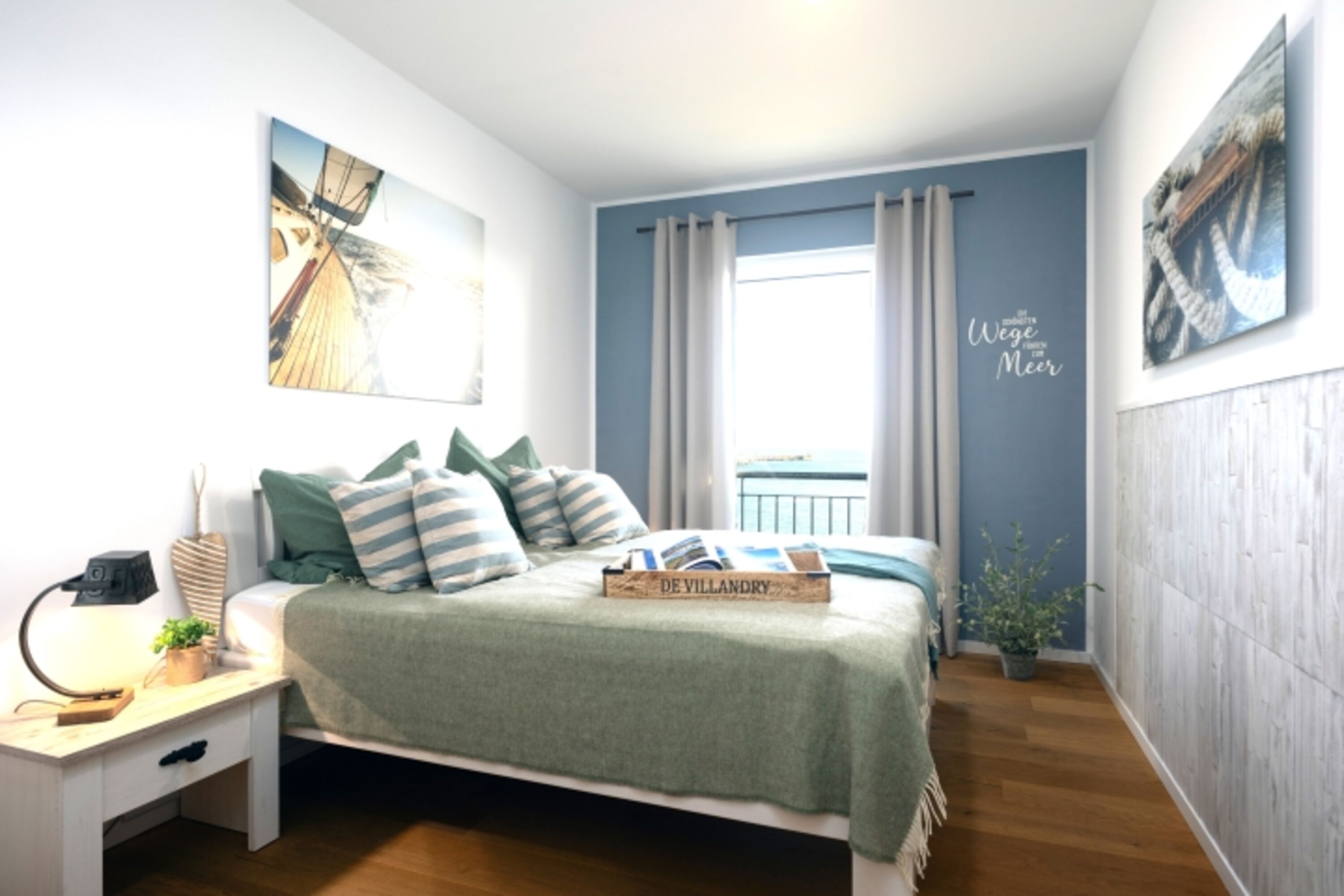 Schlafzimmer mit Doppelbett und Ostseeblick