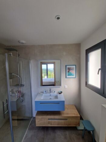 Privates Badezimmer mit Dusche und WC