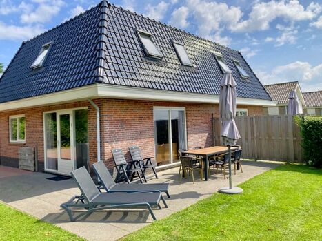 schönes Ferienhaus mit abschließbarem Garten 900m1 vom Str ...