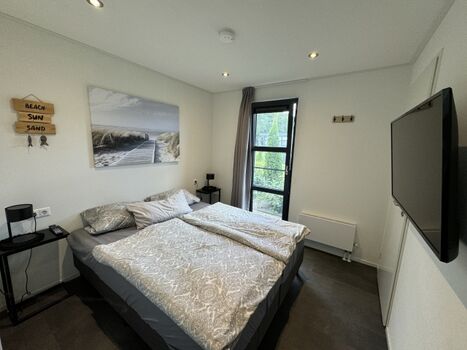 ein Schlafzimmer mit TV