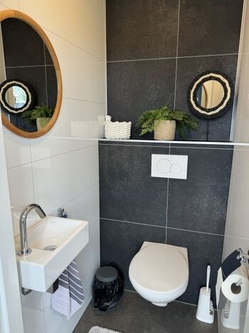 Deko und Extra-Spiegel im WC auf dem Flur