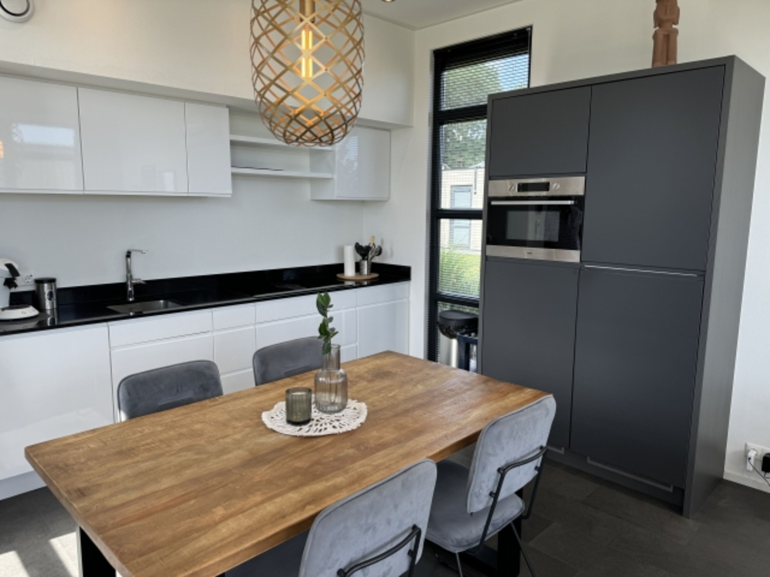 Küche mit Induktionsherd, Kombi-Gerät und großem Kühlschrank