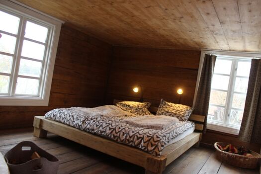 großes Schlafzimmer mit Ofen