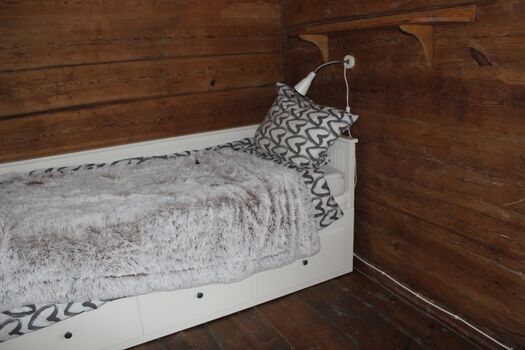 kleines Schlafzimmer mit Ikea Ausziehbett