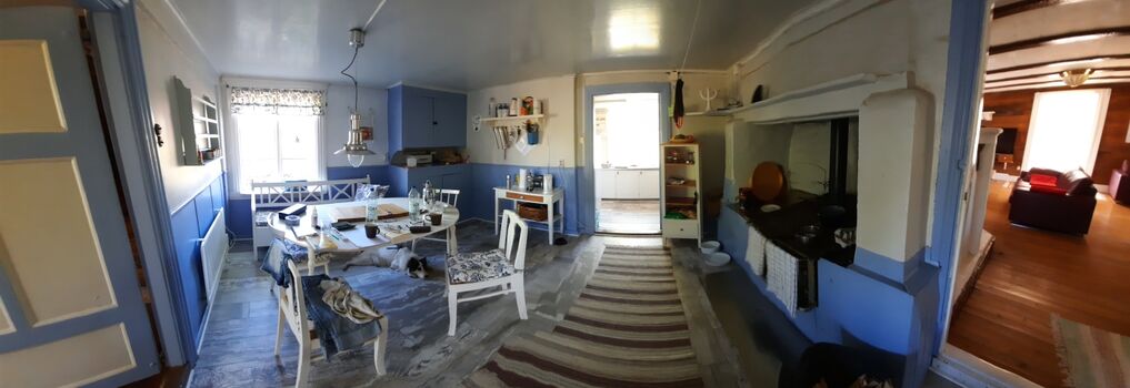 alte Küche mit Ofen und neuer Küche im Anbau