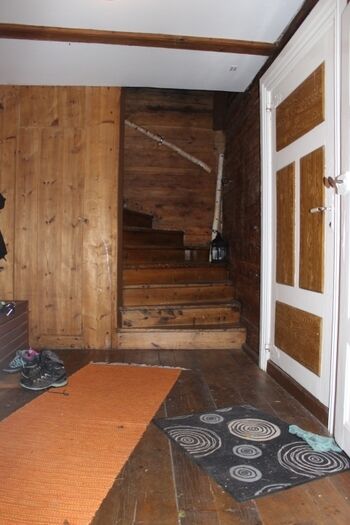 Flur mit Treppe nach oben