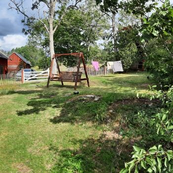 ein riesiger Garten mit 3 Scheunen steht zur Verfügung