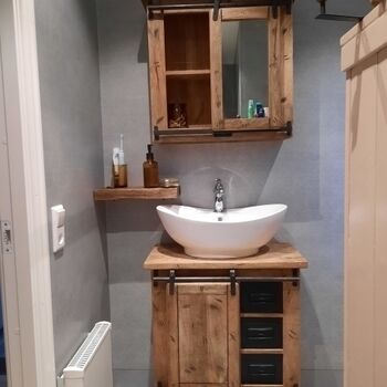 kleines neues Bad mit Dusche und WC