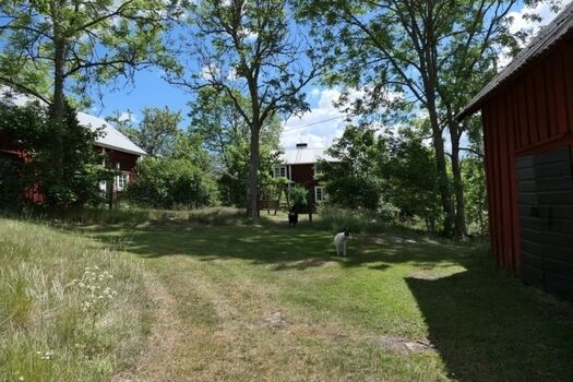 Hier sieht man das Haupthaus, links und rechts die Scheunen und einen Teil von dem großen Garten