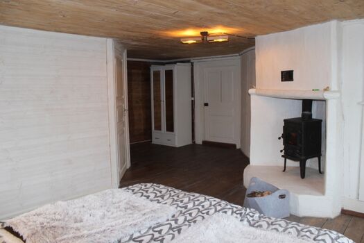 1,80 m breites Doppelbett, von dem großen Schlafzimmer kommt man in das kleine Schlafzimmer (siehe links)